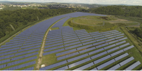 Foto Freiland – PV Eine große Freistehende Photovoltaik Anlage.